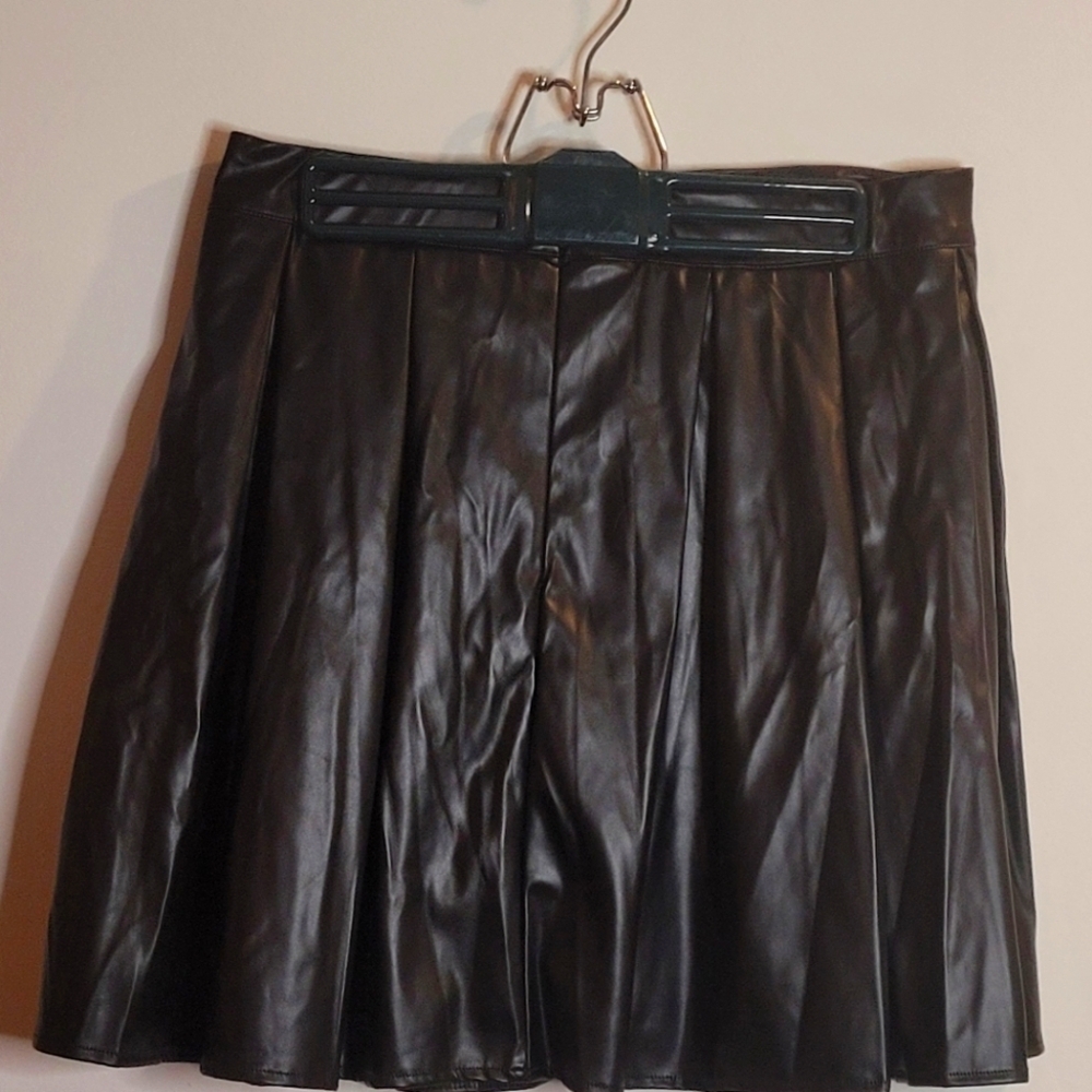 SHEIN, black, pleated, polyester miniskirt with side zipper. Women's size Large.